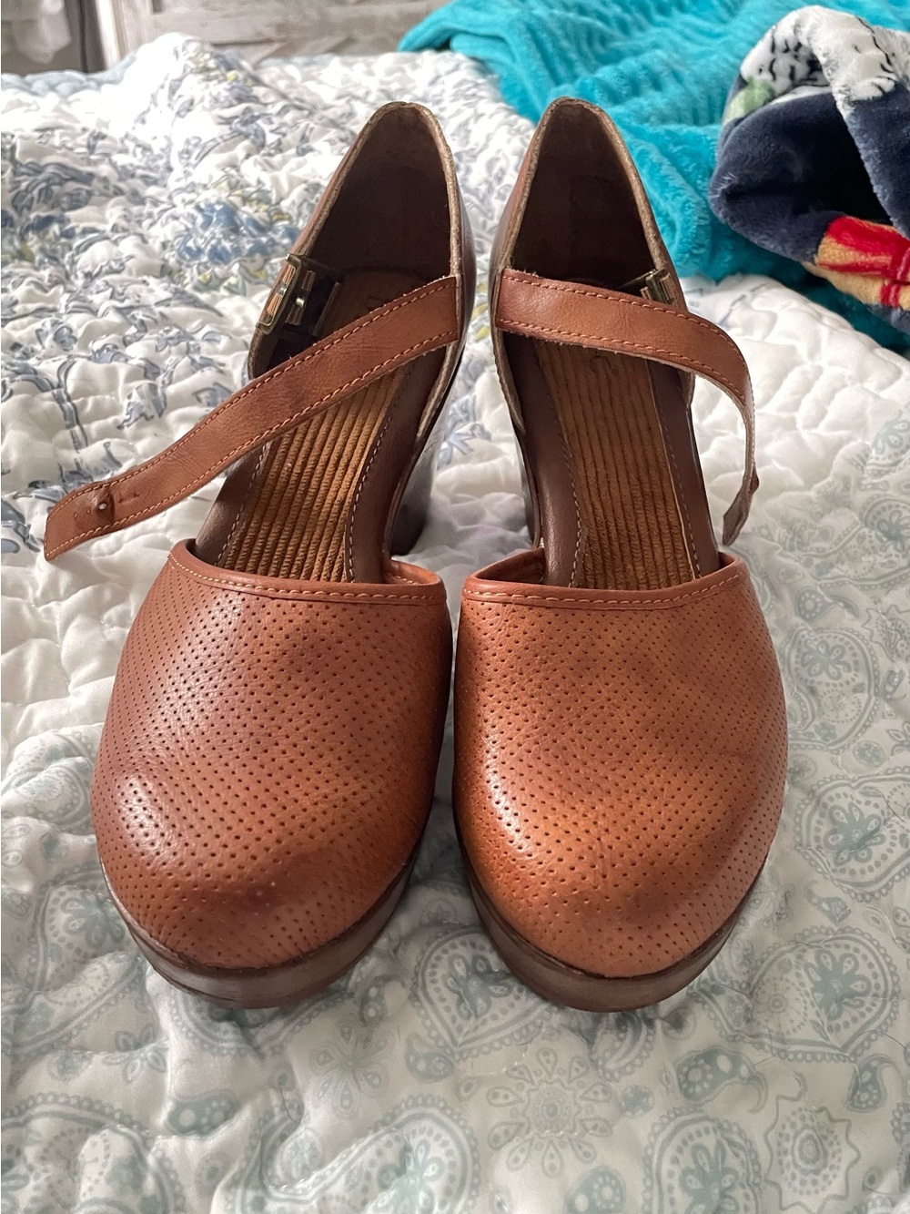 boc Brown Perforated Platform Mary Jane Heels with Cross Strap - Picture 7 of 7